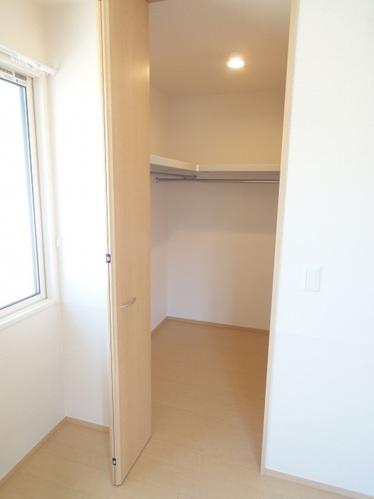 ボナール朝倉西町の収納|洋室6帖ウォークインクローゼット