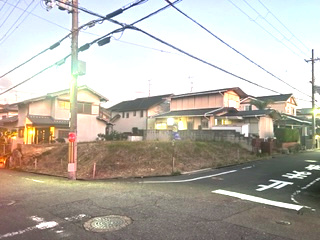 交野市天野が原町2丁目　土地の前面道路含む現地写真