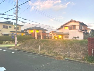 交野市天野が原町2丁目　土地の前面道路含む現地写真