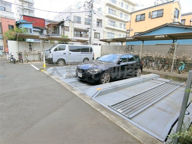 ウィスティリア大森山王の駐車場