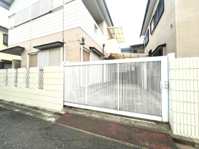 【駐車場】 | 松原市天美西3丁 戸建住宅 | 駐車スペースには柵があり不審者の侵入を防ぎます