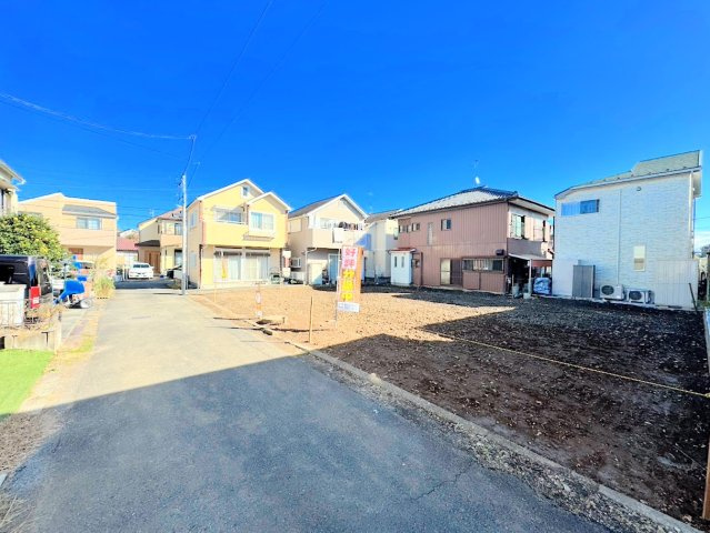 【前面道路含む現地写真】 | ◇◆昭島市拝島町四丁目　売地◆◇ | ◆爽やかな青空の下に贅沢なほどに降り注ぐ陽光、豊かな居住性と、クオリティが見事に調和した住空間は、住まうことの喜びを感じさせてくれます。ゆとりある広い敷地で開放的なお住まいです。