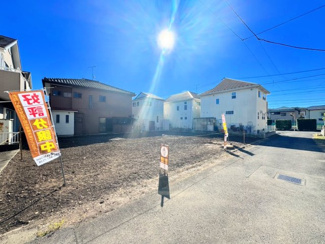 【前面道路含む現地写真】 | ◆爽やかな青空の下に贅沢なほどに降り注ぐ陽光、豊かな居住性と、クオリティが見事に調和した住空間は、住まうことの喜びを感じさせてくれます。ゆとりある広い敷地で開放的なお住まいです。