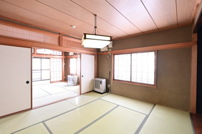 【和室】 | 黒石市乙徳兵衛町　中古住宅　地上３階地下１階 | ２階　約8.5帖