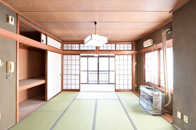 【和室】 | 黒石市乙徳兵衛町　中古住宅　地上３階地下１階 | ２階　約8.5帖