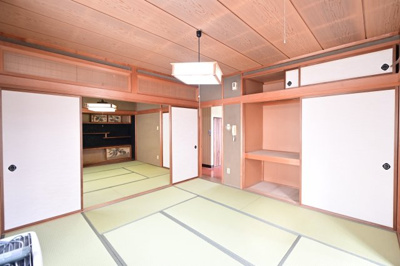 【収納】 | 黒石市乙徳兵衛町　中古住宅　地上３階地下１階 | ２階　南側　押入