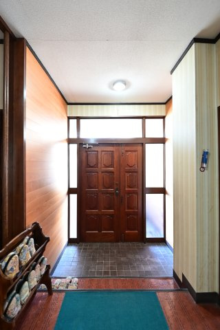 【玄関】 | 黒石市乙徳兵衛町　中古住宅　地上３階地下１階