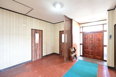 【エントランス】 | 黒石市乙徳兵衛町　中古住宅　地上３階地下１階