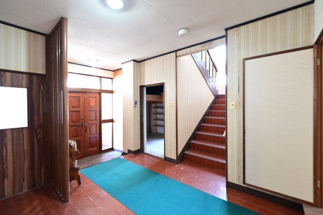 【エントランス】 | 黒石市乙徳兵衛町　中古住宅　地上３階地下１階