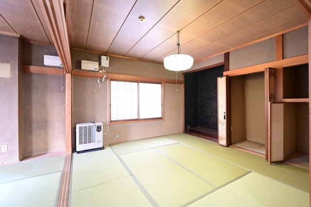 【和室】 | 黒石市乙徳兵衛町　中古住宅　地上３階地下１階 | １階　個室や和室など、静かに過ごせる部屋が配置。