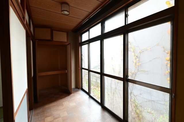 【その他】 | 黒石市乙徳兵衛町　中古住宅　地上３階地下１階 | １階　縁側(板の間)