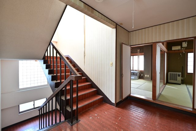 【その他】 | 黒石市乙徳兵衛町　中古住宅　地上３階地下１階 | ２階　踊り場