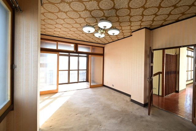 【洋室】 | 黒石市乙徳兵衛町　中古住宅　地上３階地下１階 | ３階