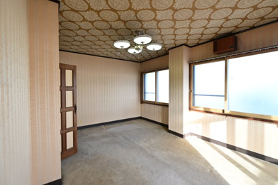 【洋室】 | 黒石市乙徳兵衛町　中古住宅　地上３階地下１階 | ３階:眺望の良いプライベートフロア
　　風通しが良く、夏は特に涼しい。
