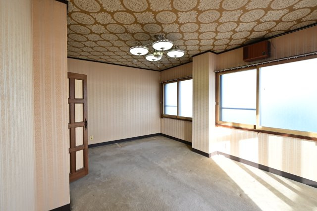 【洋室】 | 黒石市乙徳兵衛町　中古住宅　地上３階地下１階 | ３階:眺望の良いプライベートフロア
　　風通しが良く、夏は特に涼しい。