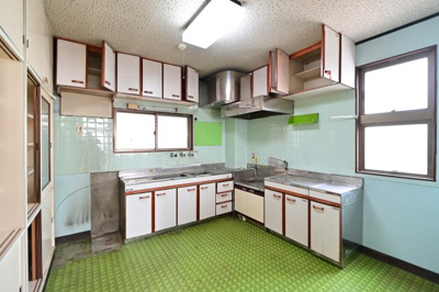【キッチン】 | 黒石市乙徳兵衛町　中古住宅　地上３階地下１階 | ２階　キッチンとリビングが２階にあり、日当たり良好