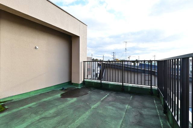 【バルコニー】 | 黒石市乙徳兵衛町　中古住宅　地上３階地下１階 | ３階　屋上:開放感あふれる広いベランダ
　　　洗濯物がよく乾く
　　　夕涼み、星空観察、プチBBQにも
　　　周囲に高い建物が少なく、空が広い