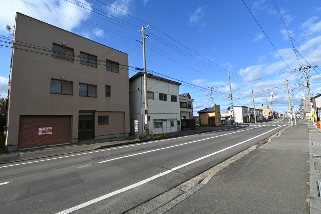 【前面道路含む現地写真】 | 黒石市乙徳兵衛町　中古住宅　地上３階地下１階