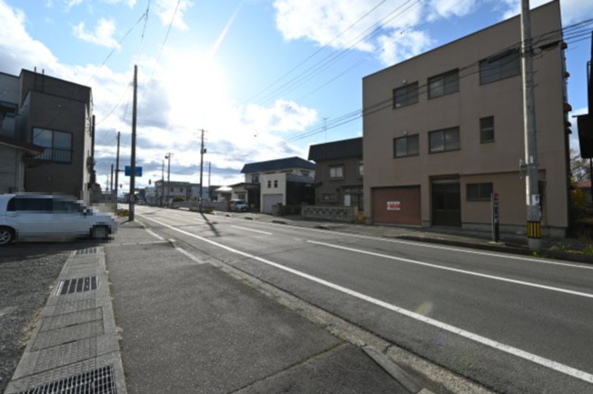 【前面道路含む現地写真】 | 黒石市乙徳兵衛町　中古住宅　地上３階地下１階