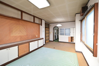 【居間・リビング】 | 黒石市乙徳兵衛町　中古住宅　地上３階地下１階 | ２階　12.5帖