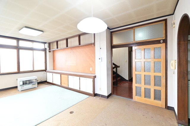 【居間・リビング】 | 黒石市乙徳兵衛町　中古住宅　地上３階地下１階 | ２階　12.5帖