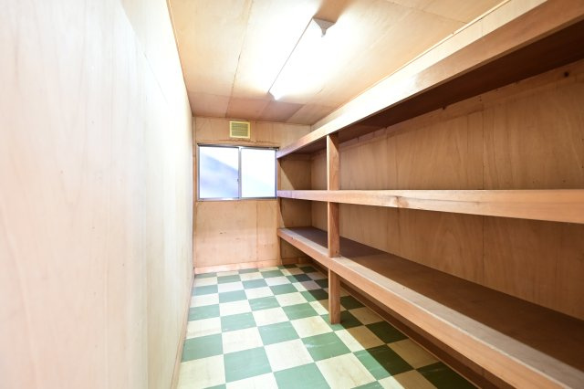 【収納】 | 黒石市乙徳兵衛町　中古住宅　地上３階地下１階 | ２階　納戸　