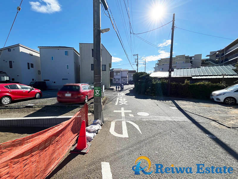 売地　茅ヶ崎市汐見台の前面道路含む現地写真