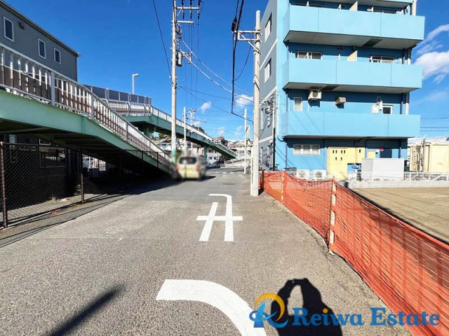 売地　茅ヶ崎市汐見台の前面道路含む現地写真