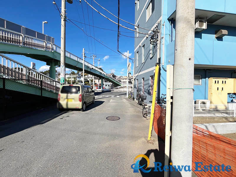 売地　茅ヶ崎市汐見台の前面道路含む現地写真