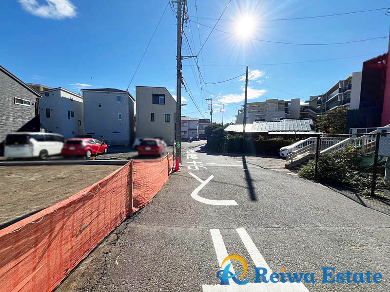 売地　茅ヶ崎市汐見台の前面道路含む現地写真