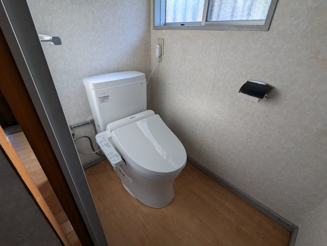 売中古戸建　駿東郡長泉町元長窪のトイレ|窓があるので明るい室内です。シンプルで使い勝手のよいトイレです。
