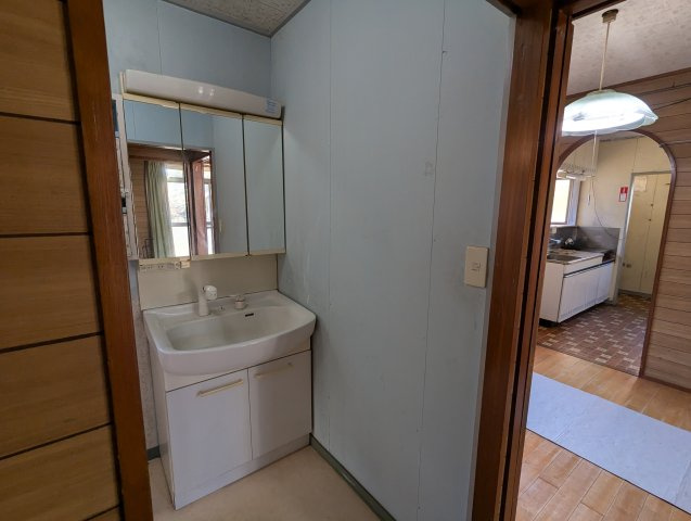 売中古戸建　駿東郡長泉町元長窪の独立洗面台|独立洗面台があるので収納スペースも多くあります。身支度に便利な三面鏡です。