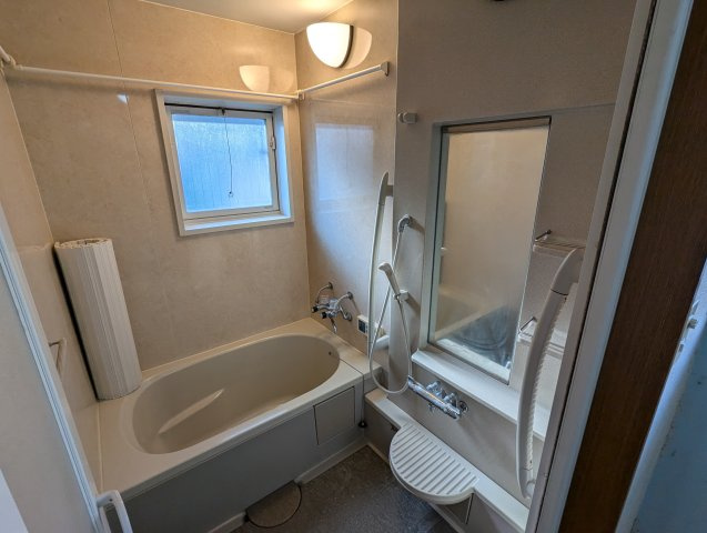 売中古戸建　駿東郡長泉町元長窪の浴室|窓があるので明るい室内です。備え付けの台があるのでシャンプーを置いたり出来て便利です。