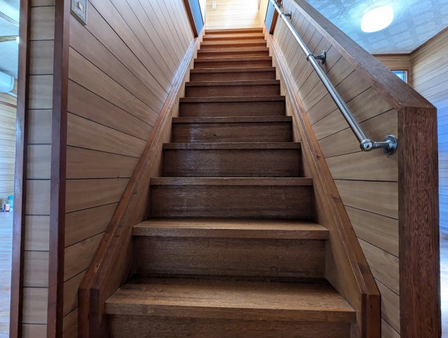 売中古戸建　駿東郡長泉町元長窪の内装|ストレート階段なのでシンプルな見た目です。手摺が付いており安全です。