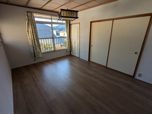 売中古戸建　駿東郡長泉町元長窪の洋室|大きな窓があるので部屋にやわらかな陽光が注ぎます。寝室や子供部屋におすすめの洋室になっています。