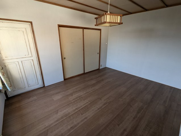 売中古戸建　駿東郡長泉町元長窪の洋室|収納スペースもたくさんあるので買い置きもたっぷり出来ます。