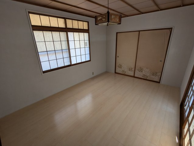 売中古戸建　駿東郡長泉町元長窪の洋室|大きい窓から入るたっぷりの日差しが嬉しいですね。寝室や仕事部屋など使い勝手の良い広さの洋室です。