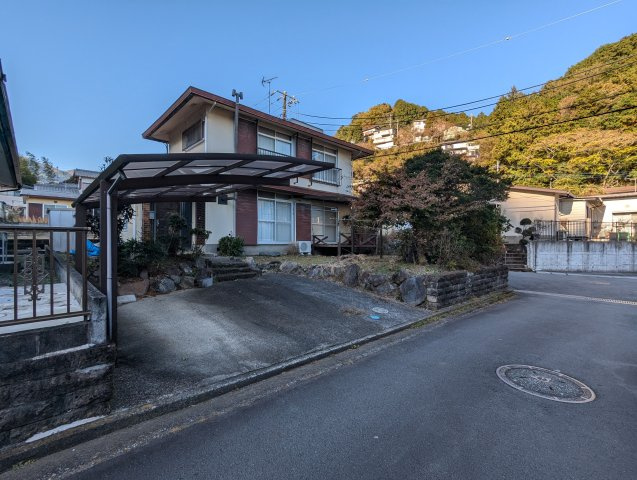 売中古戸建　駿東郡長泉町元長窪の外観|駐車場は2台駐車可能です。1台分カーポートになっています。間口が広いので車の出し入れ楽々です。