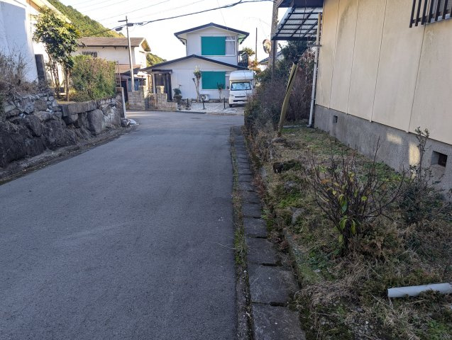 売中古戸建　駿東郡長泉町元長窪の前面道路含む現地写真|角地なので陽当たり良好で解放感があります。緑豊かな場所にあります。自然を身近に感じる事が出来ます。