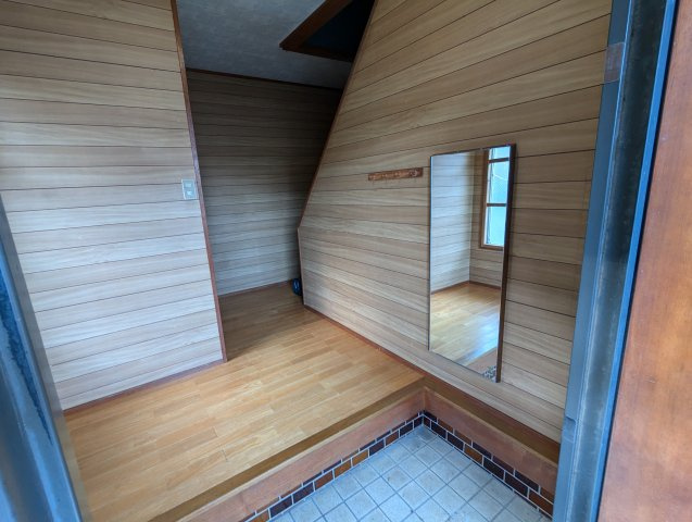 売中古戸建　駿東郡長泉町元長窪の玄関|明るく広々とした玄関です。玄関に鏡があるので出掛ける前に身だしなみのチェックが出来て便利です。