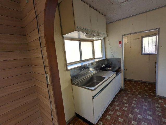 売中古戸建　駿東郡長泉町元長窪のキッチン|キッチンには窓があり明るく開放的です。壁付けキッチンなので集中してお料理出来ますね。調理スペースが広いのでお料理もはかどります。