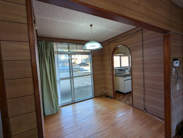 売中古戸建　駿東郡長泉町元長窪の居間・リビング|大きい窓から入るたっぷりの日差しが嬉しいですね。明るいので家族団欒の楽しい時間が過ごせそうですね。