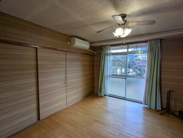 売中古戸建　駿東郡長泉町元長窪の居間・リビング|大きい窓があるので明るい空間でのびのびと生活できます。リビングが広々としているので、ご家族でゆっくりくつろげますね。