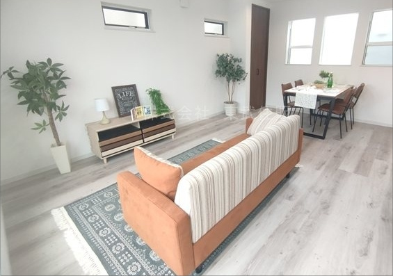 【居間・リビング】 | 川越市氷川町R6 A　全１棟 | 開放感があり日当たり良好です