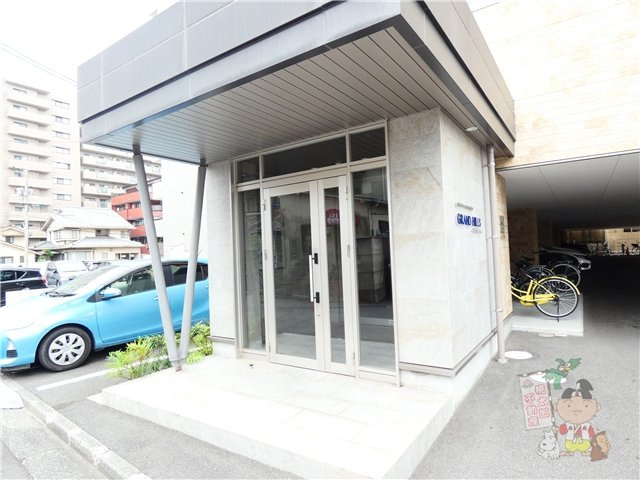 GRAND HILLS東古松のエントランス