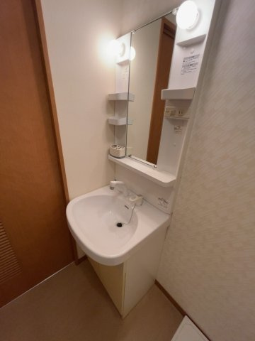 ルミナスTの独立洗面台|別部屋同一間取りのお写真となります。