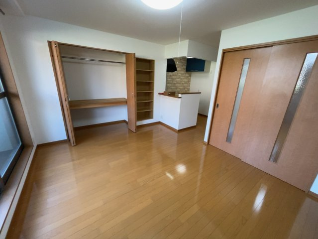 ルミナスTの居間・リビング|別部屋同一間取りのお写真となります。