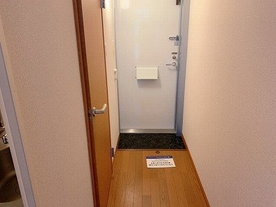 レオパレスセリバテール仁川の玄関