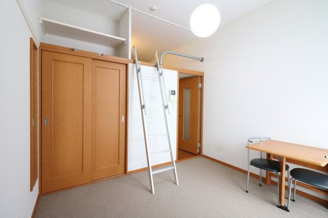 レオパレスセリバテール仁川の寝室