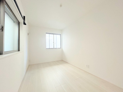 【洋室】 | ◆横浜市緑区東本郷築浅中古住宅◆ | ◆二面採光で、陽差しを長時間受ける事が出来る暖かい室内です。もちろんペアガラスなので、遮音性にも優れ、結露も発生しにくい構造。サッシ周りのカビが発生しにくくなります。